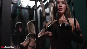 Linda Lan - Gets Her Kitty Out Of The Cage 31 10 2025