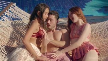 Cherry Crush, Vixi Rafi