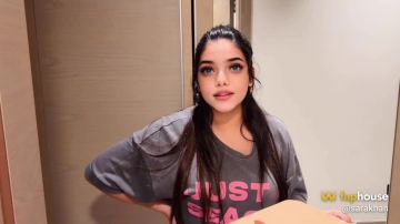 Sara Khan - I Pay the Pizza Delivery Guy a Special Tip and Im Completely Happy with the Service